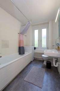 Vannituba majutusasutuses KAYA Zurich Apartment RUBY - Downtown Deluxe 2BR Apt