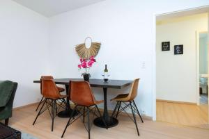 Posezení v ubytování KAYA Zurich Apartment RUBY - Downtown Deluxe 2BR Apt