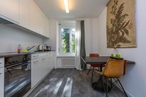 Köök või kööginurk majutusasutuses KAYA Zurich Apartment RUBY - Downtown Deluxe 2BR Apt