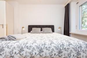 Voodi või voodid majutusasutuse KAYA Zurich Apartment RUBY - Downtown Deluxe 2BR Apt toas