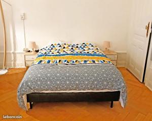 Un dormitorio con una cama y dos mesitas de noche. en Coquette Suite au Bernascon Appartement 2 étoiles avec avec vue Lac, en Aix-les-Bains