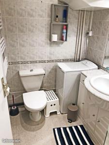 Un baño pequeño con inodoro y lavabo. en Coquette Suite au Bernascon Appartement 2 étoiles avec avec vue Lac, en Aix-les-Bains