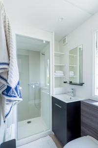 Et badeværelse på Camping maeva Respire de la Baie