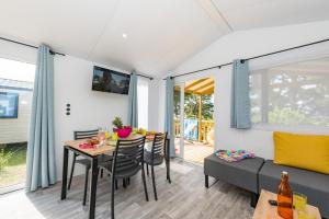 Et tv og/eller underholdning på Camping maeva Respire de la Baie