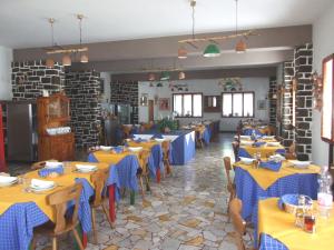 Un restaurante o sitio para comer en Albergo Tirolo