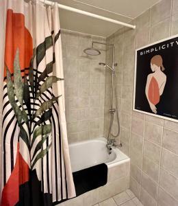 安塞热Studio chaleureux, confortable, avec vue sur les Alpes 2- 3 pers的浴室配有淋浴帘和浴缸。