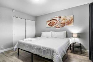 a bedroom with a bed and a painting on the wall at Cozy 1 Bed Sleeps 4! Near Strip Perfect GetAway! in Las Vegas