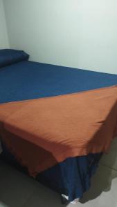 Apto Incrível - Piscina no Rooftop - Vista Mar - 600m Praia Enseada في غوارويا: سرير قريب من اللون الأزرق والبني