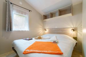 En eller flere senge i et værelse på Camping maeva Respire de la Baie + 106 billeder