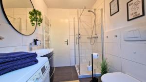 ein Badezimmer mit Dusche, Toilette und Waschbecken in der Unterkunft Urlaub mit Talblick in Schönwald im Schwarzwald in Schönwald + 15 Fotos