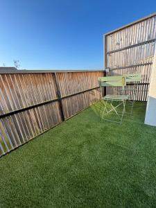 patio ze stołem i krzesłami na płocie w obiekcie Superbe appartement La Rochelle w La Rochelle