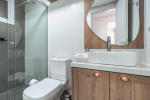 Bilik mandi di Apartamento Canela Retrô by Achei +28 gambar