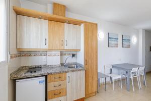 Η κουζίνα ή μικρή κουζίνα στο Apartamentos Doramar