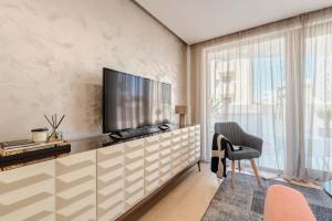 Μια τηλεόραση ή/και κέντρο ψυχαγωγίας στο Apartment Marant near the beach- free parking