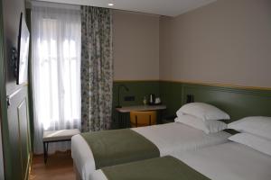 Кровать или кровати в номере Hôtel Montcalm +25 фотографий