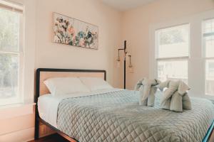 Postel nebo postele na pokoji v ubytování Samaya House Cozy 2BR 2 Baths Downtown Orl