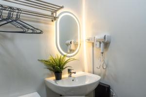 Ένα μπάνιο στο The Hmlet Manila, Near Poblacion Makati Nightlife +9 φωτογραφίες