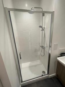 Koupelna v ubytování 1 bed apartment in the heart of Staines town centre