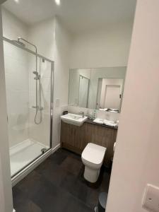 Koupelna v ubytování 1 bed apartment in the heart of Staines town centre + 3 fotografie