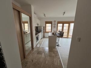 Μια τηλεόραση ή/και κέντρο ψυχαγωγίας στο Salt & Stone Apartment