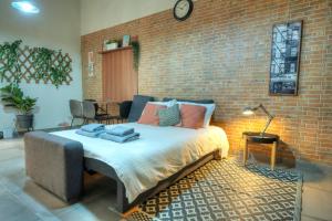 Katil atau katil-katil dalam bilik di Stylish & cosy apartment near seafront LGAL1-1