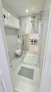 オルレアンにあるAppartement Van Goghのシャワーとトイレ付きの白いバスルーム