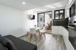 Una cocina y un comedor con mesa y sillas. en Falesia Beach House, en Albufeira