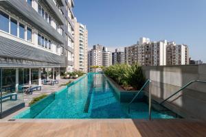 a swimming pool in the middle of a building at Studio 7 Ed. Milano_Bela Vista Mar in Florianópolis