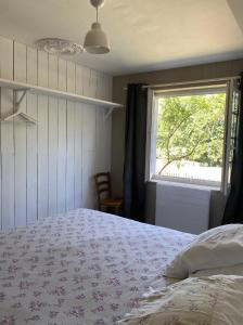 una camera da letto con un letto e una finestra di La Maison de Coutil, aux Gîtes de l'Etang des Noues a Cholet