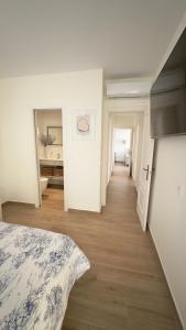 En eller flere senge i et værelse på Apartamento Lindamar + 15 billeder