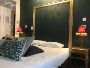 Postel nebo postele na pokoji v ubytování Logis Hôtel Le Glacier