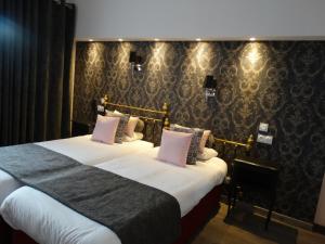 Postel nebo postele na pokoji v ubytování Logis Hôtel Le Glacier