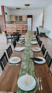 NagyvelegVelegi Kaland Tanya的一张长木桌，上面摆着盘子和玻璃杯