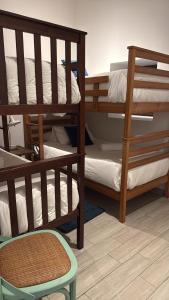 una habitación con dos literas y una silla en HOM I Duplex en Mejor Vista de Valparaiso y Parking, en Valparaíso