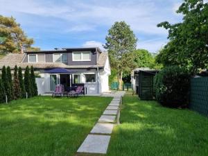 a house with a yard with green grass at Haus Wentowseeblick in Zehdenick +15 photos