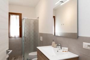Koupelna v ubytování Zaira Home Free Wi-Fi 5 minuti dal Lago Liscia + 14 fotografií