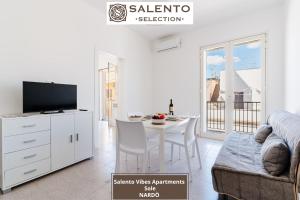 纳尔多Salento Vibes Apartments - Salento Selection的白色的客厅配有桌子和电视。