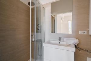 纳尔多Salento Vibes Apartments - Salento Selection的带水槽和淋浴的浴室 更多34张照片