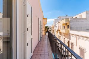 纳尔多Salento Vibes Apartments - Salento Selection的从大楼内的阳台可以欣赏到风景。