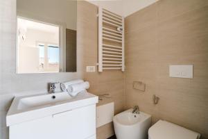 纳尔多Salento Vibes Apartments - Salento Selection的带水槽、马桶和镜子的浴室