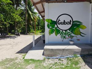 ein Schild für ein Hotel am Straßenrand in der Unterkunft Gubat Apartelle in Lalao