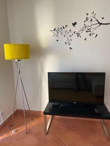 a tv screen with birds on a wall at Condominio do Mar in Lagos