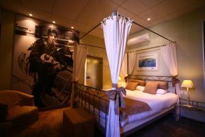 Postel nebo postele na pokoji v ubytování Logis Hôtel Le Glacier