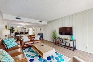 Μια τηλεόραση ή/και κέντρο ψυχαγωγίας στο Sun-Kissed Condo in Prime Location w/Shared Pool, Private W/D, Free WiFi, AC