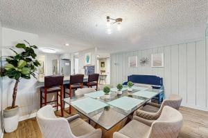 Χώρος καθιστικού στο Sun-Kissed Condo in Prime Location w/Shared Pool, Private W/D, Free WiFi, AC