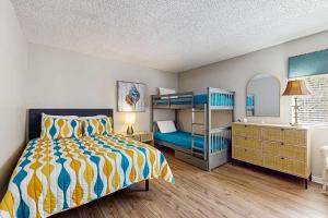 Ένα ή περισσότερα κρεβάτια σε δωμάτιο στο Sun-Kissed Condo in Prime Location w/Shared Pool, Private W/D, Free WiFi, AC +35 φωτογραφίες