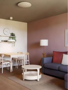 a living room with a couch and a table at Modernes Ferienapartment nähe Uniklinik in Jena