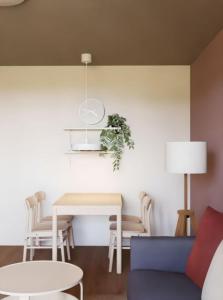 a living room with a table and chairs at Modernes Ferienapartment nähe Uniklinik in Jena