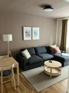 a living room with a blue couch and a table at Modernes Ferienapartment nähe Uniklinik in Jena