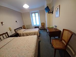 Postel nebo postele na pokoji v ubytování Logis Hôtel du Pont d'Or